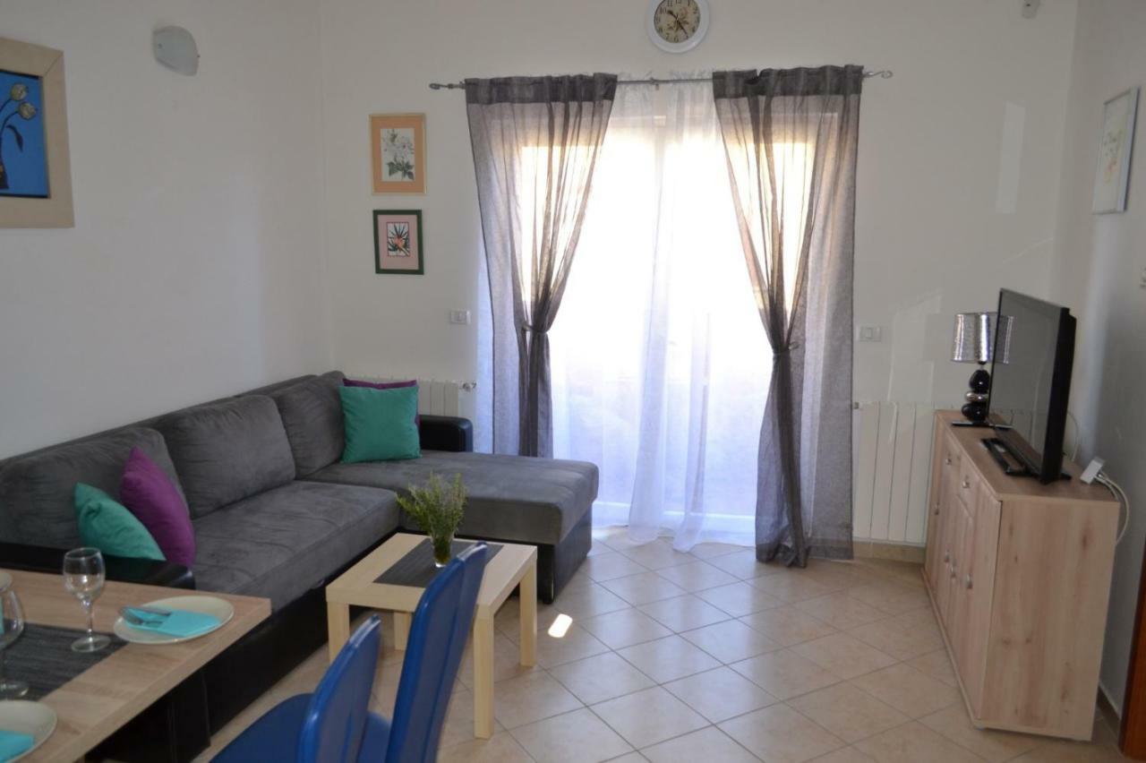 Apartment Din 班约勒 外观 照片